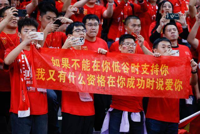 安东尼替换下场情绪低落 本赛季表现不佳引关注